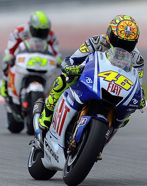 Rossi consigue la pole en Sepang por delante de Lorenzo y Pedrosa