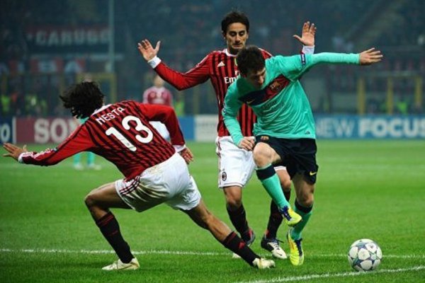 Messi regatea entre Nesta y Aquilani