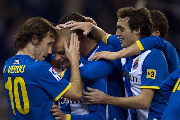Los jugadores del Espanyol abrazan a su compañero Weiss