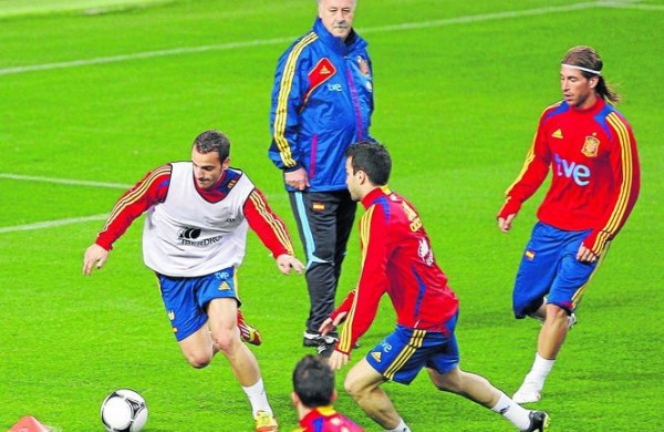 Soldado-Cesc-Sergio-Ramos-Rosaleda_ASTIMA20120229_0068_5