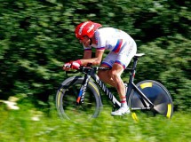 Denis Menchov se baja de la bicicleta