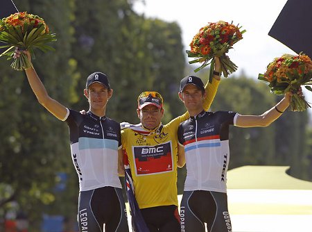 Podio-TourFrancia2011 Cadel Evans junto a los hermanos Schleck en el podio del Tour de Francia 2011