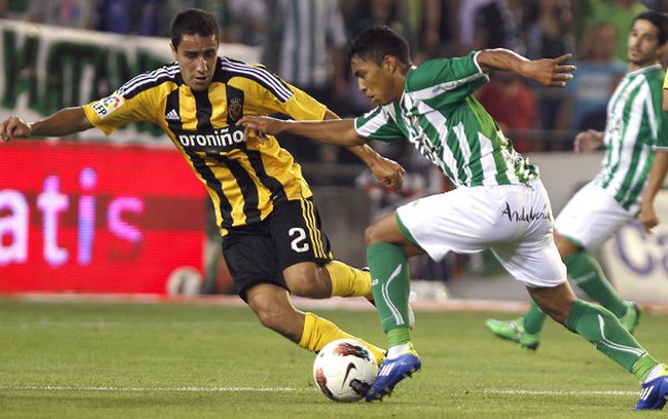 Jefferson Montero regatea a Efraín Juárez