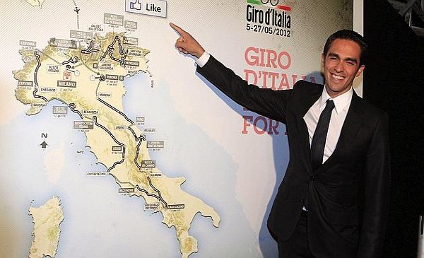 Alberto Contador junto al recorrido del Giro de Italia 2012