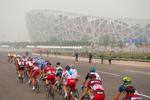 El pelotón ciclista pasa junto al Nido en Pekín