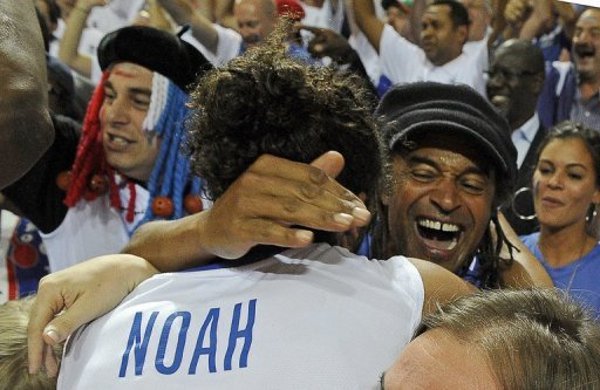 Yannick Noah abraza a su hijo Joakim durante el Eurobasket