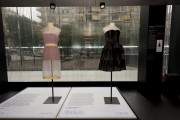 “20 Trajes: diálogos entre moda y literatura” en la Roca Barcelona Gallery
