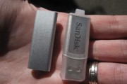 shuffle-3g-hands-silver-usb