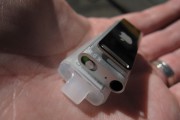shuffle-3g-hands-silver-usb-2