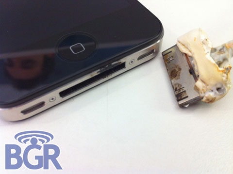 Un iPhone 4 arde mientras se está cargando