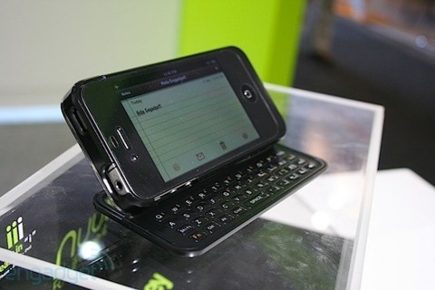 12549Esta funda con teclado físico para el iPhone 4 es un sacrilegio