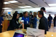16476La presidenta de HTC se va de compras a una Apple Store