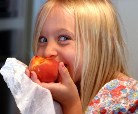 Reparto de fruta entre los escolares canarios para reducir la obesidad