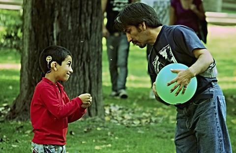 La pérdida de audición en un sólo oído también afecta al rendimiento del niño