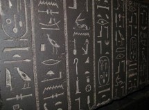 Despierta su pasión por Egipto y los jeroglíficos escribiendo su nombre
