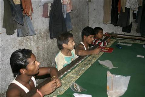 983Rescatan a niños hindúes en talleres de explotación laboral