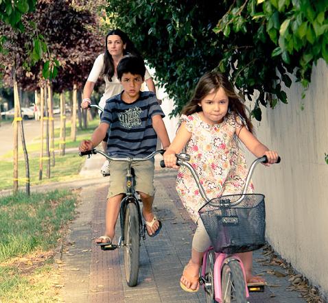 2098En muchos parques está prohibido jugar al balón y montar en bicicleta