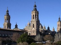 Los niños llevan flores a la virgen del Pilar