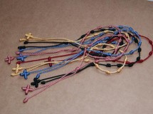 Manualidades con niños: Pulseras decenario o de Sara Carbonero