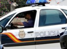 Dejan a su hijo en el coche y se van de copas