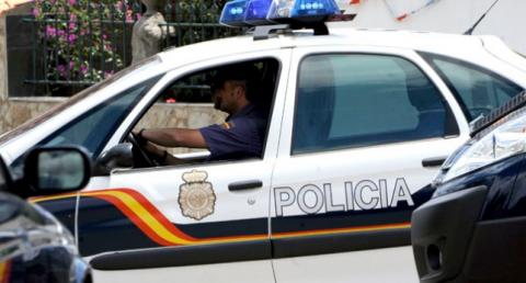 2227Dejan a su hijo en el coche y se van de copas