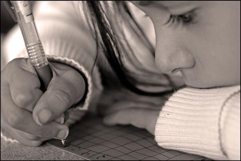 2899Escribir a mano genera niños inteligentes
