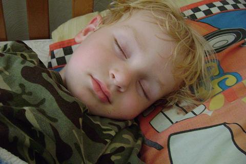 Más niños que niñas se hacen pis en la cama