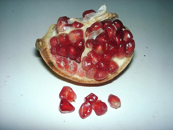 La granada, fruta para toda la familia La granada es una fruta saludable para los peques
