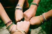6689Manualidades con niños: Pulseras de hilo