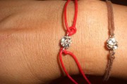 Pulseras, tapones o mercadillos, padres que no se rinden