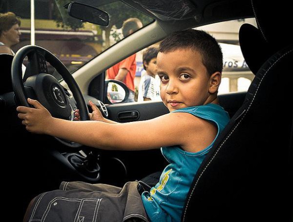 Los niños en el coche siempre en su sillita