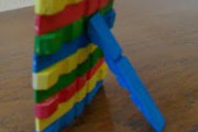 10778Manualidades infantiles: Portaretratros con pinzas de la ropa