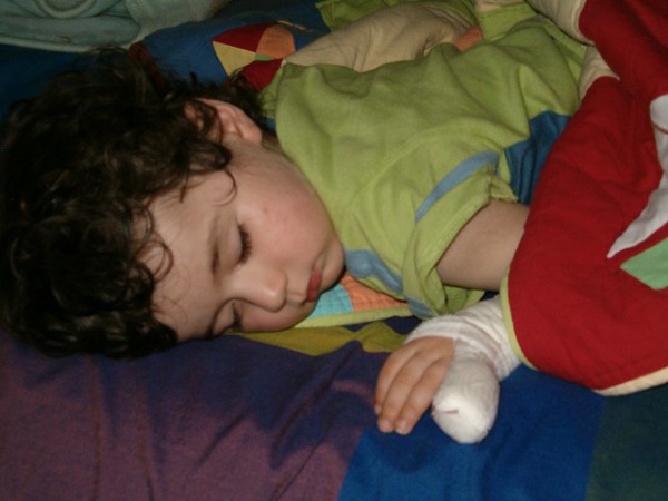 Ayudarlos a superar la enuresis infantil pequeño durmiendo