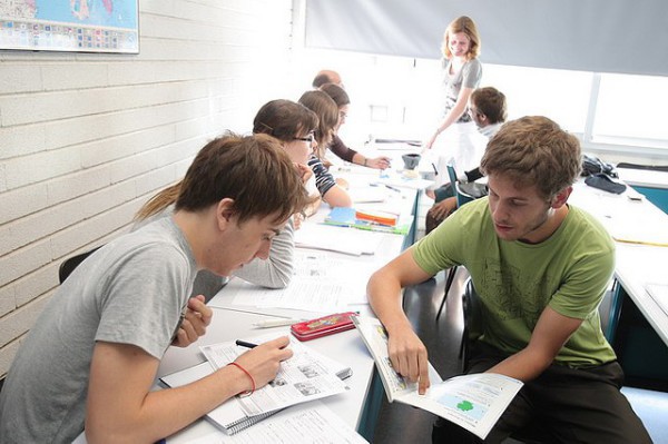 jovenes estudiando idiomas