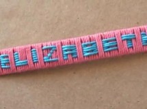 Ideas para el Día de la Madre: Una pulsera con su nombre hecha por los peques