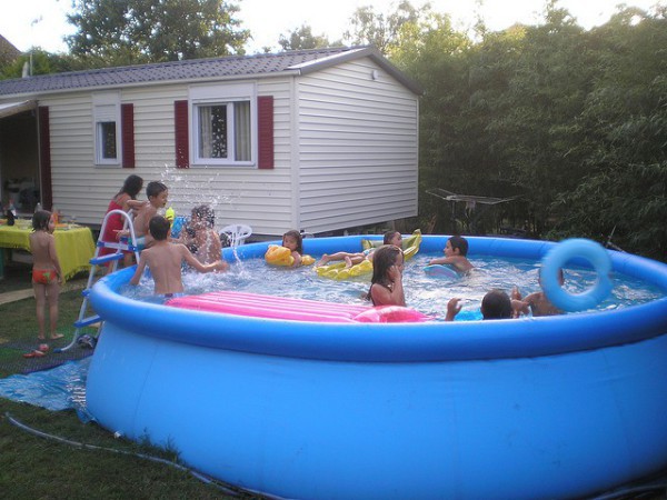 niños jugando en la piscina