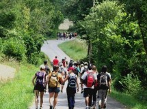 Ropa y aseo para llevar al campamento en la mochila