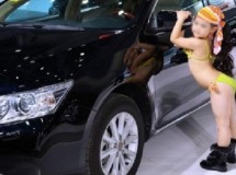 Niñas en bikini en una exhibición de coches en China desatan la polémica