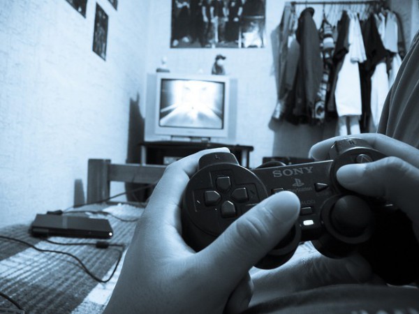 Niño con videojuego