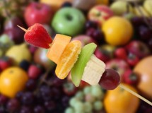 Receta con plátanos: Brocheta de plátano y fruta