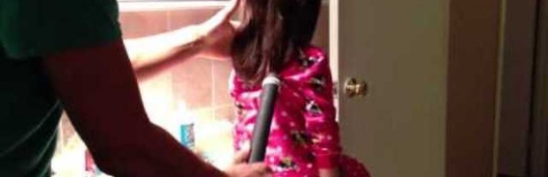 Las mañas de papá para peinar a la niña