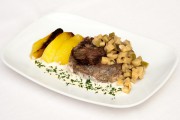 Hamburguesa de meloso de ternera con manzana caramelizada y berenjena salteada