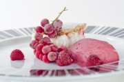 Hojaldre de crema con frambuesas naturales.