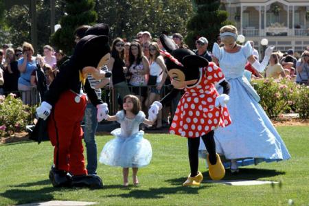 Suri Cruise se divierte en Disney World por San Valentín