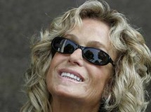 Farrah Fawcett en casa y su hijo en la cárcel