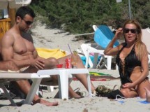 Ana G. Obregón disfruta en Ibiza con un joven amigo