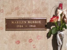 Una puja en Internet hará posible enterrarse junto a Marilyn Monroe