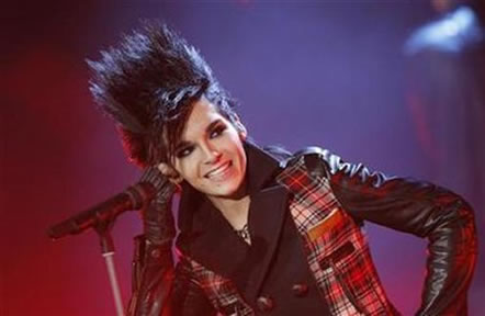 El líder de Tokio Hotel sobrevive a un accidente de coche