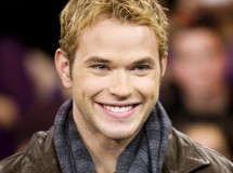 Kellan Lutz (Emmett Cullen) recoge y adopta a un perro abandonado