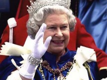 Isabel II pide respeto para su familia